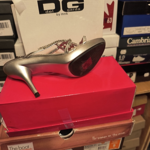 Ladies heels new Spring arrival size 7.5 . - Picture 3 of 3